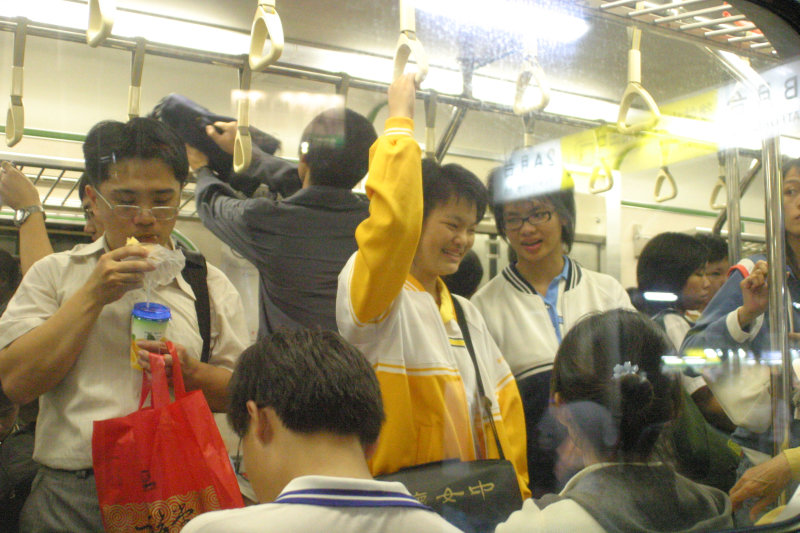 台灣鐵路旅遊攝影電車-區間車交談的旅客2005攝影照片30